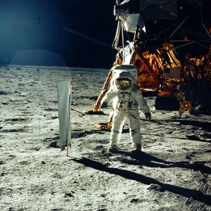 Figura 3 - Buzz Aldrin, o segundo homem a pisar a superfície da Lua, junto do módulo lunar [© Apollo 11 Image Gallery].