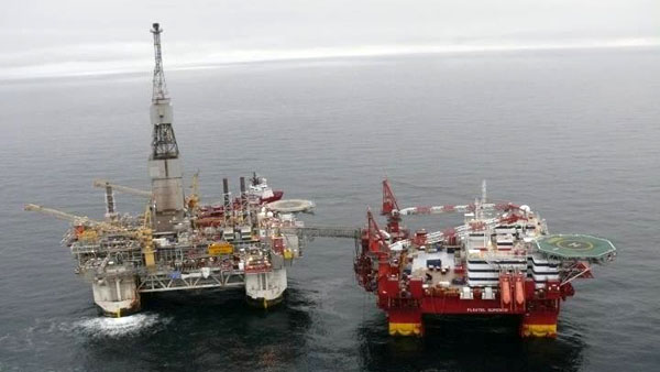 Figura 4 - Plataformas de exploração petrolífera [Imagem: www.oilrig-photos.com].