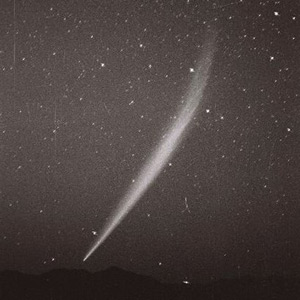 Figura 1 - Fotografia noturna da cauda do cometa Ikeya-Seki [© Brian Malone].